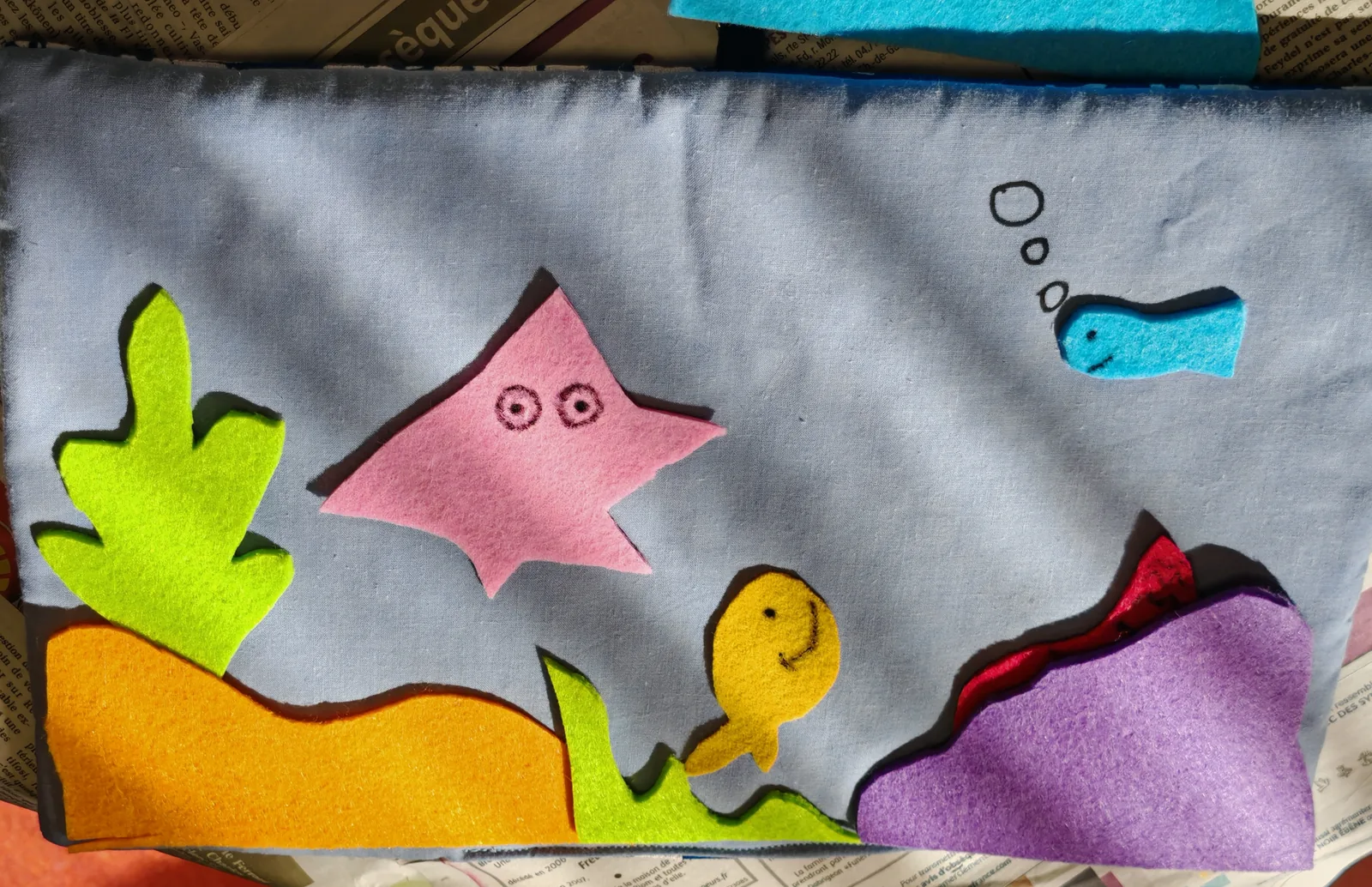 Détail d'un mini-tapis : fond de mer en feutrine avec poissons et algues