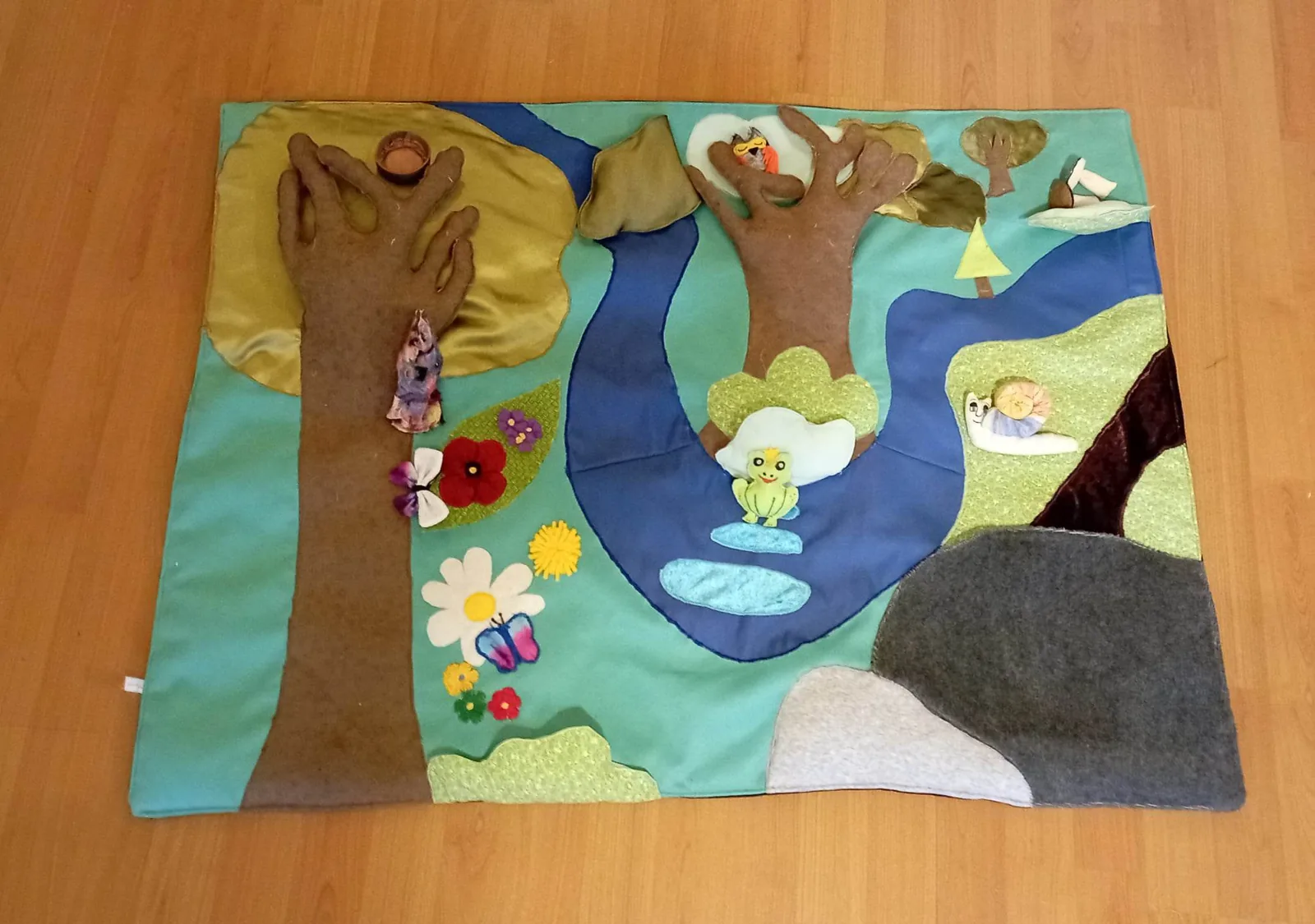 Tapis de lecture de Promenade en forêt : arbres, rivière et fleurs en tissu