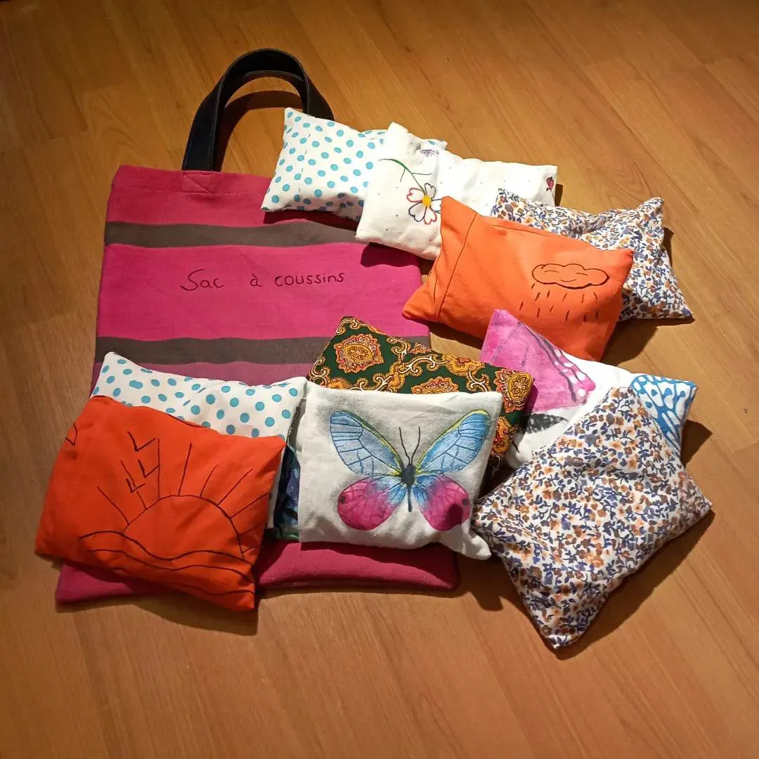 Un sac de coussins sensoriels aux tissus variés : fleurs, papillon, renard, pois