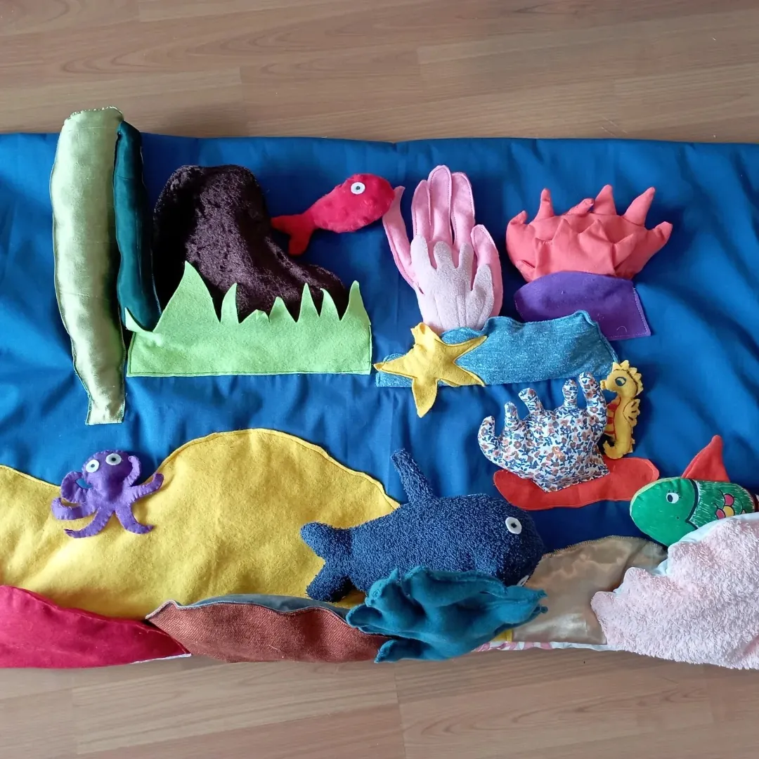 Tapis de lecture et figurines en tissu cousus main, Rêve en Bobine