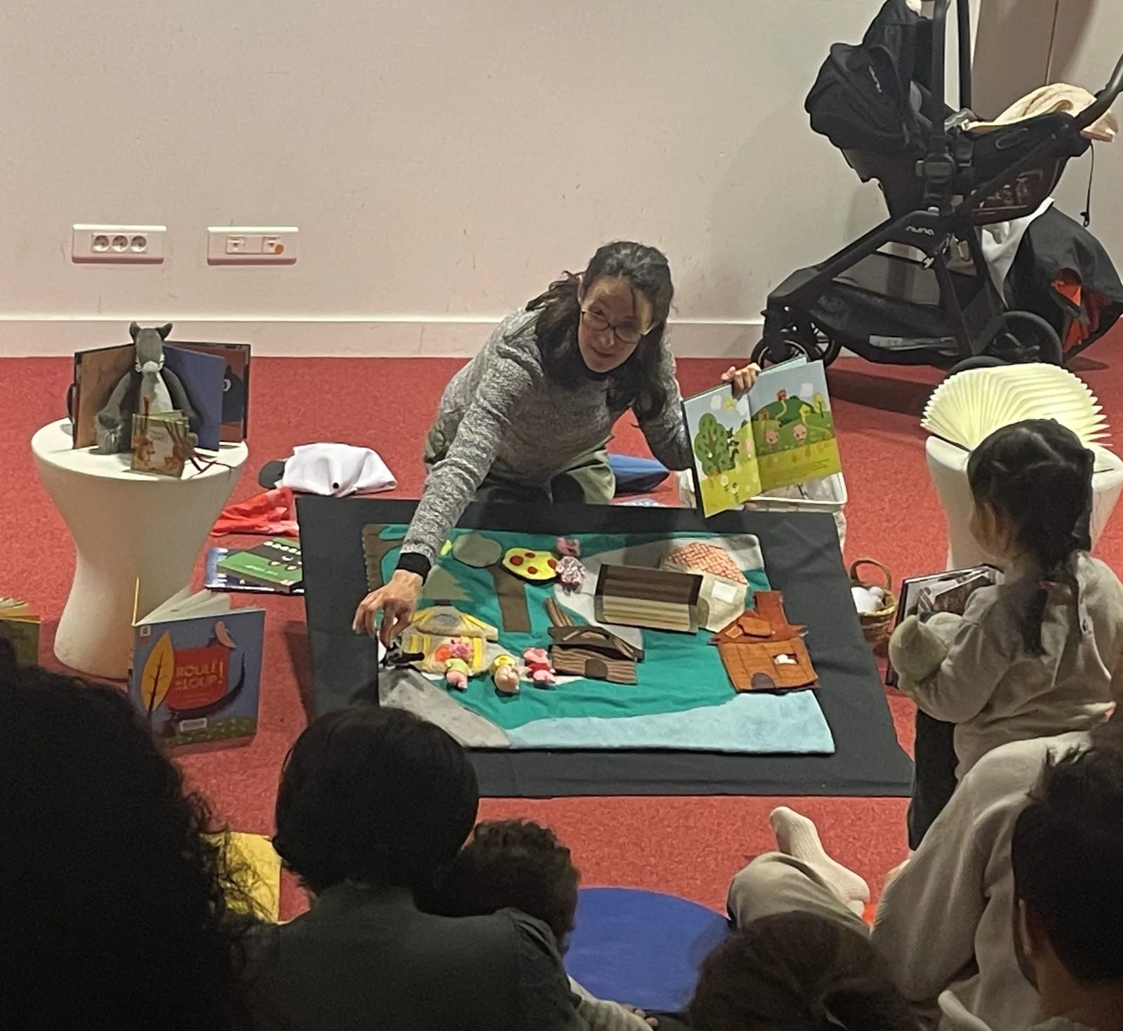 Racontée pour les tout-petits, assis face au tapis de lecture