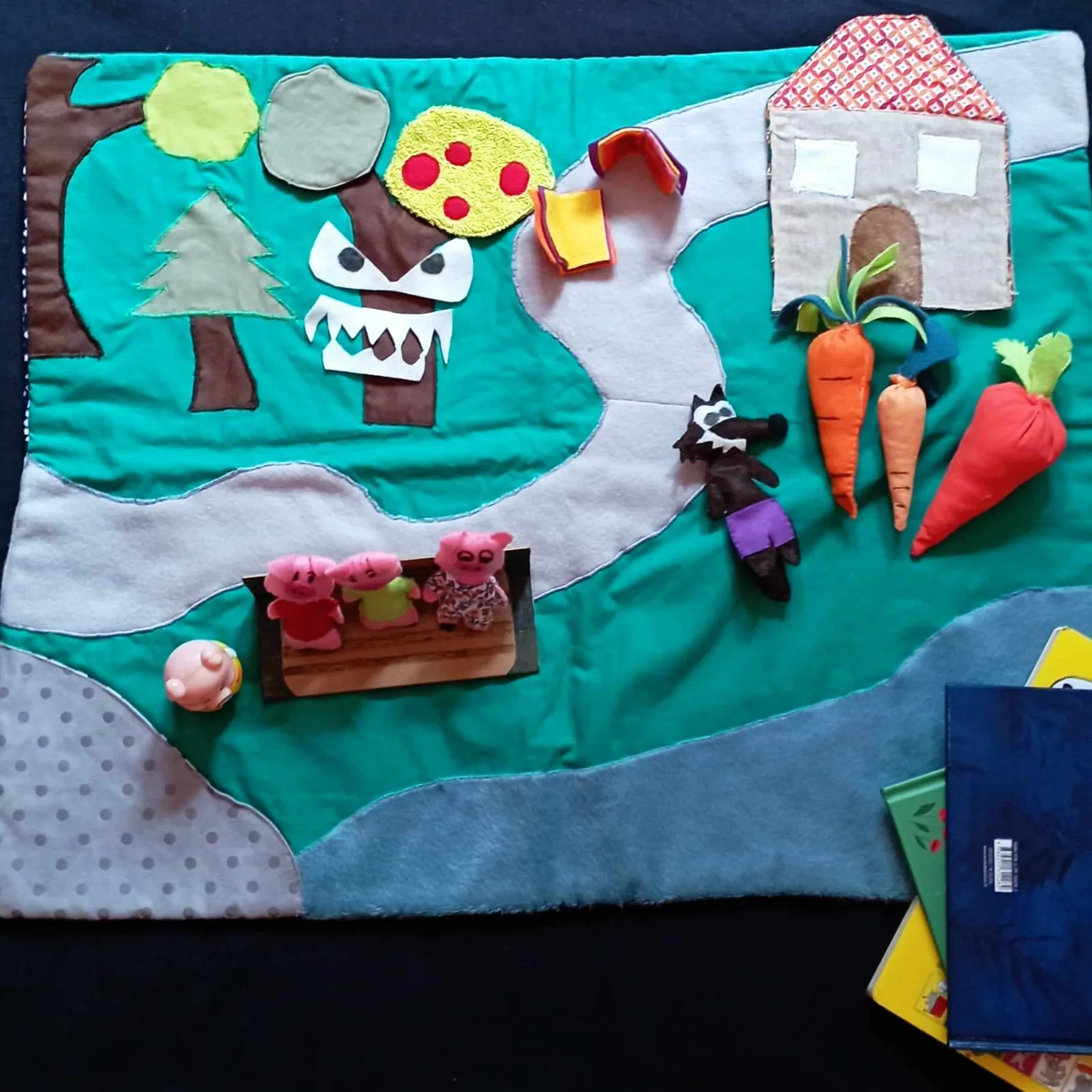Tapis de lecture de l'histoire du loup : maison, pommier, cochons et carottes en tissu
