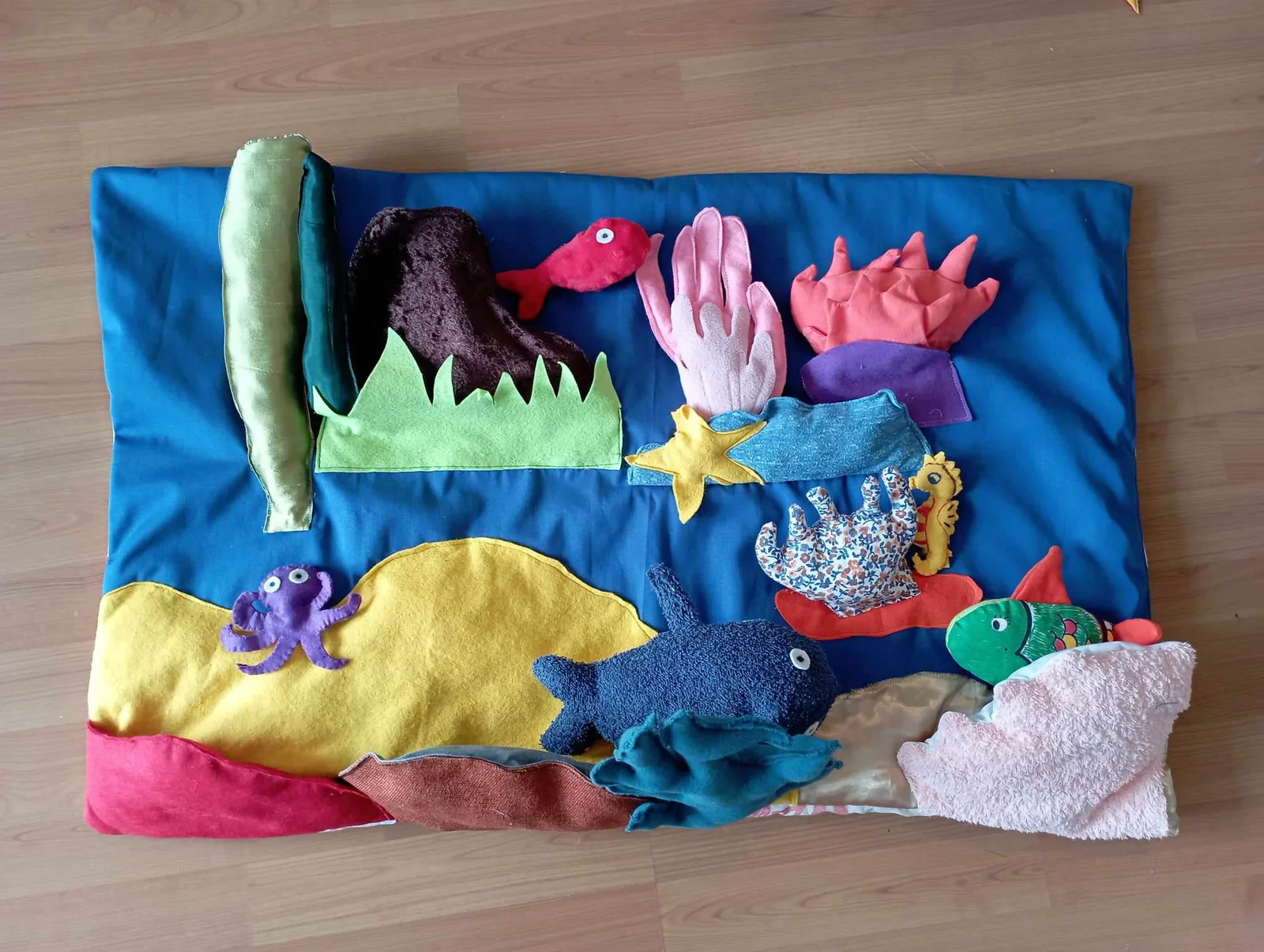 Tapis de lecture sur le thème de la mer, avec poissons, pieuvre et algues en tissu