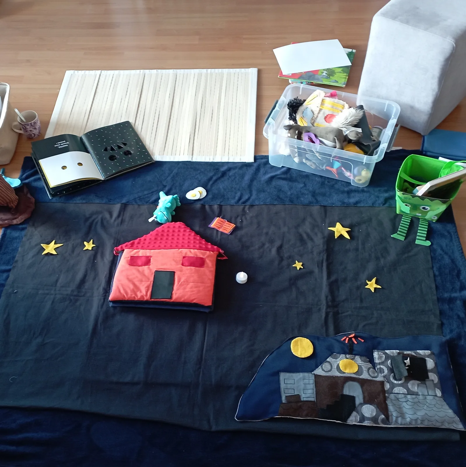Tapis de lecture sur le thème de la nuit : maison rouge, étoiles et lune sur fond bleu marine